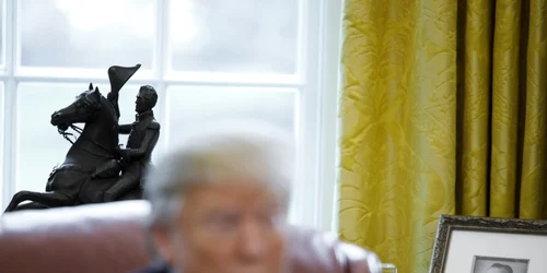 Fotografiile părinţilor lui Donald Trump pe  biroul de la Casa Albă FOTO EPA-EFE