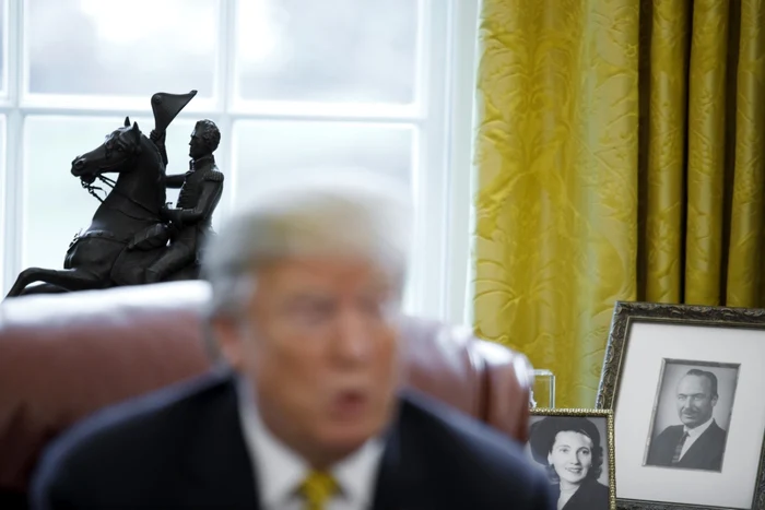 Fotografiile părinţilor lui Donald Trump pe biroul de la Casa Albă FOTO EPA-EFE