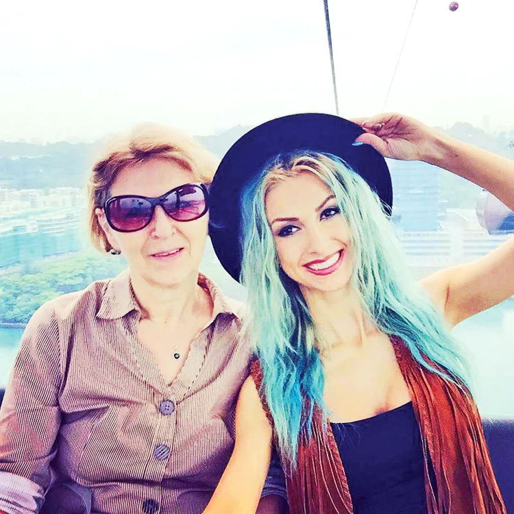 Vedeta şi-a luat şi  mama în vacanţă
