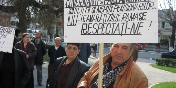 Mesajele de pe pancartele pensionarilor se adresau direct guvernanților