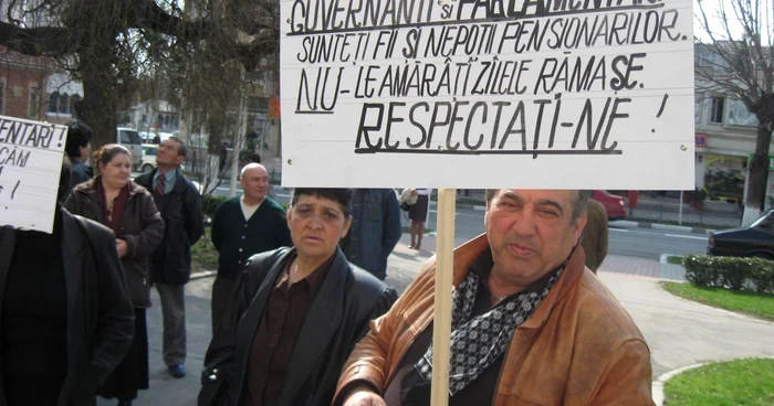 Mesajele de pe pancartele pensionarilor se adresau direct guvernanților