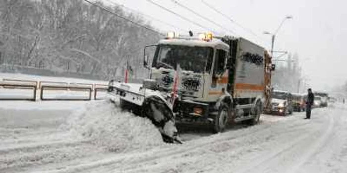 Peste 100 de utilaje vor interveni pe carosabilul din judeţ 