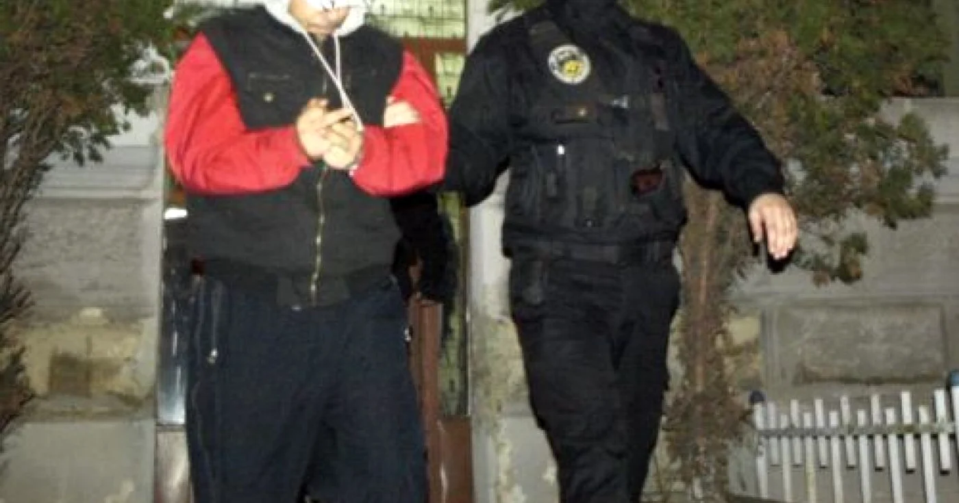 Tânărul a fost reţinut de poliţişti şi depus în arest.