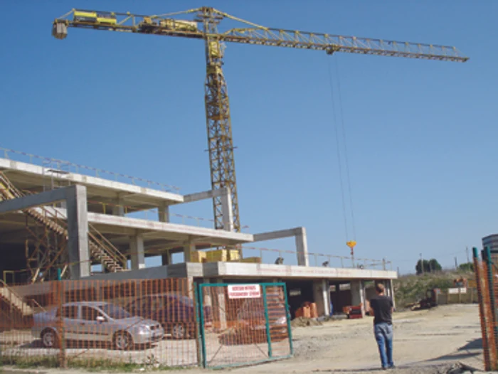 Iaşi: Centrele expoziţionale rămân sub schele