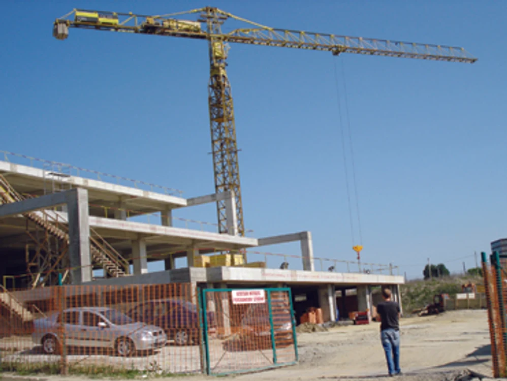 Iaşi: Centrele expoziţionale rămân sub schele