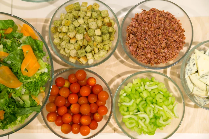 Salatele lui conţin şi legume, carne, şi bruschete aromate
