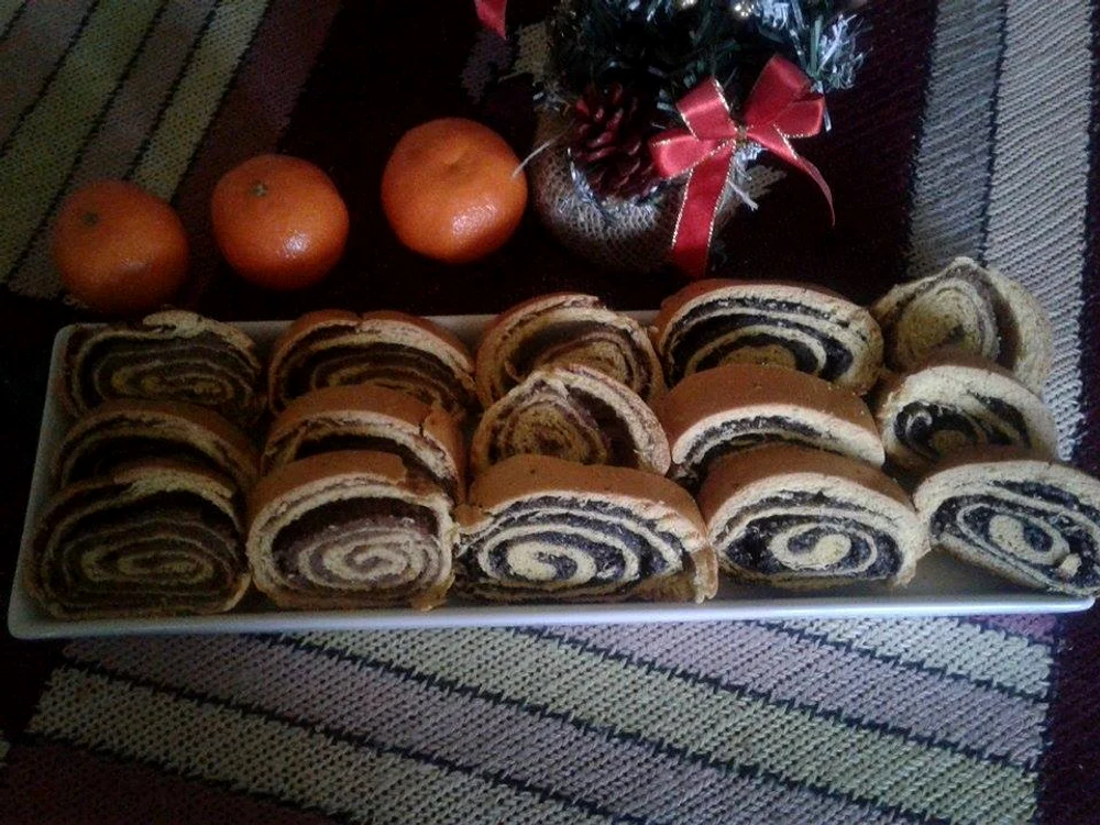 
    Cozonăcei ungureşti cu nucă şi mac   