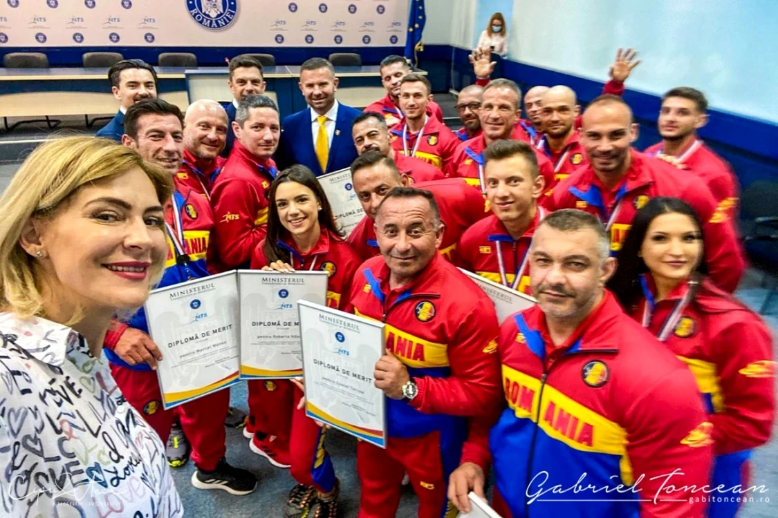 Gabriel Toncean (în sacou albastru cu cravată galbenă) conduce Federaţia Română de Culturism
