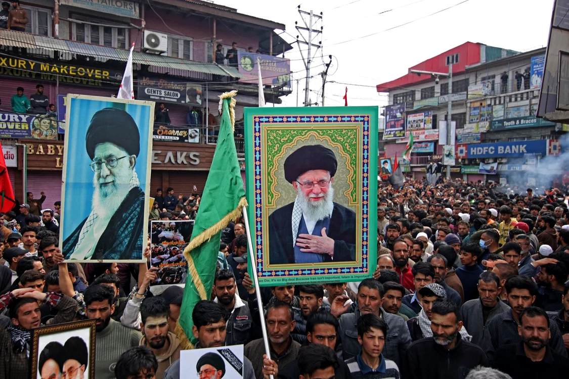 Musulmani șiiți din Kashmir poartă fotografii lui Ali Khamenei în a 4-a zi de doliu FOTO Profimedia 