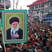 Musulmani șiiți din Kashmir poartă fotografii lui Ali Khamenei în a 4-a zi de doliu FOTO Profimedia      