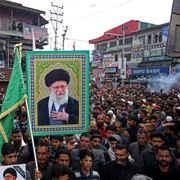 Musulmani șiiți din Kashmir poartă fotografii lui Ali Khamenei în a 4-a zi de doliu FOTO Profimedia      