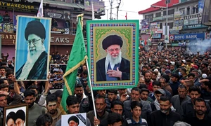Musulmani șiiți din Kashmir poartă fotografii lui Ali Khamenei în a 4-a zi de doliu FOTO Profimedia      