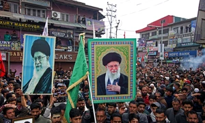 Musulmani șiiți din Kashmir poartă fotografii lui Ali Khamenei în a 4-a zi de doliu FOTO Profimedia      