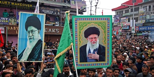 Musulmani șiiți din Kashmir poartă fotografii lui Ali Khamenei în a 4-a zi de doliu FOTO Profimedia      
