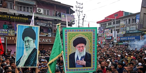 Musulmani șiiți din Kashmir poartă fotografii lui Ali Khamenei în a 4-a zi de doliu FOTO Profimedia      