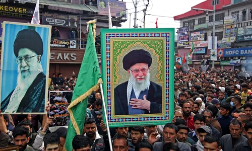Musulmani șiiți din Kashmir poartă fotografii lui Ali Khamenei în a 4-a zi de doliu FOTO Profimedia      
