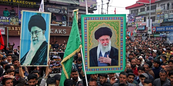 Musulmani șiiți din Kashmir poartă fotografii lui Ali Khamenei în a 4-a zi de doliu FOTO Profimedia