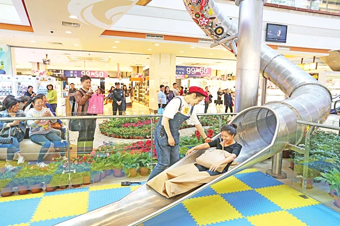 
    Vizitatorilor li se oferă saci de protecţieFoto: AFP  