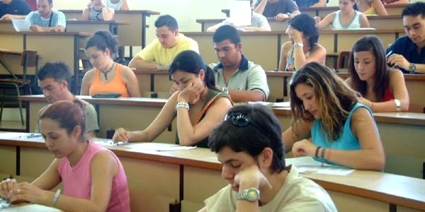 Studenţii, obişnuiţi să-şi cumpere lucrările de licenţă