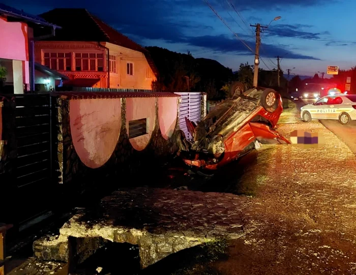 Maşina s-a răsturnat şi a luat foc . Foto: IPJ Argeş