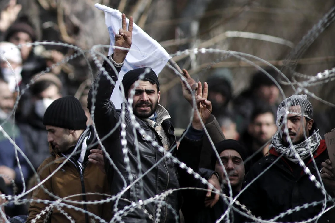 Migranţi sirieni adunţaţi la punctul de trecere Kastanies dintre Turcia şi Grecia FOTO EPA-EFE