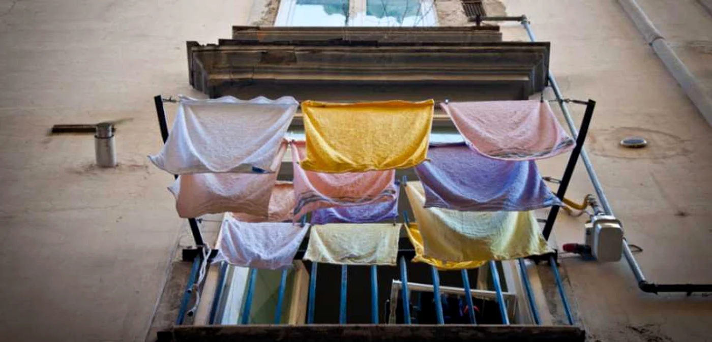 Rufe întinse pe sârmă în Napoli, Italia FOTO sivanaskayo.com