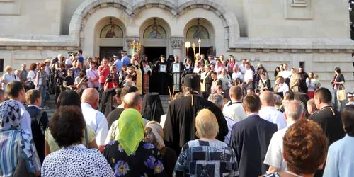 Soborul de preoţi a înconjurat Catedrala Ortodoxă din Cluj-Napoca cu moaştele celor patru sfinţi