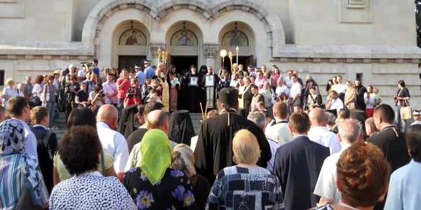 Soborul de preoţi a înconjurat Catedrala Ortodoxă din Cluj-Napoca cu moaştele celor patru sfinţi