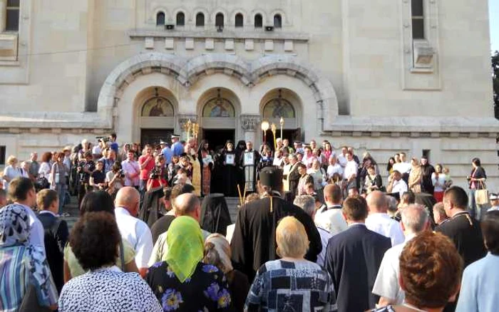 Soborul de preoţi a înconjurat Catedrala Ortodoxă din Cluj-Napoca cu moaştele celor patru sfinţi