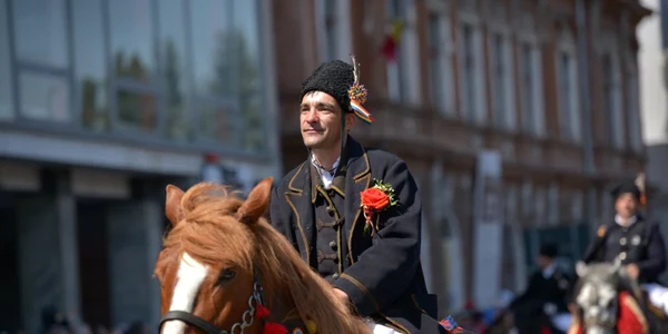 Şalangurile sunt parte din ornamentele cailor la sărbătoarea Junilor Braşovului FOTO Primăria Braşov