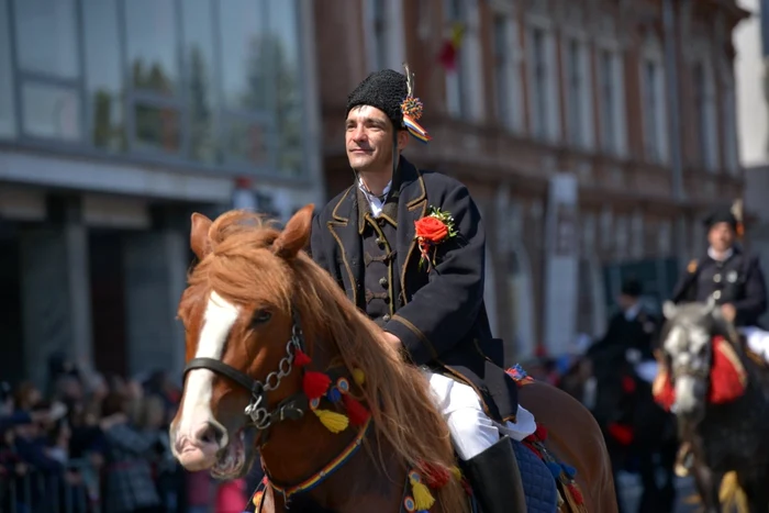 Şalangurile sunt parte din ornamentele cailor la sărbătoarea Junilor Braşovului FOTO Primăria Braşov