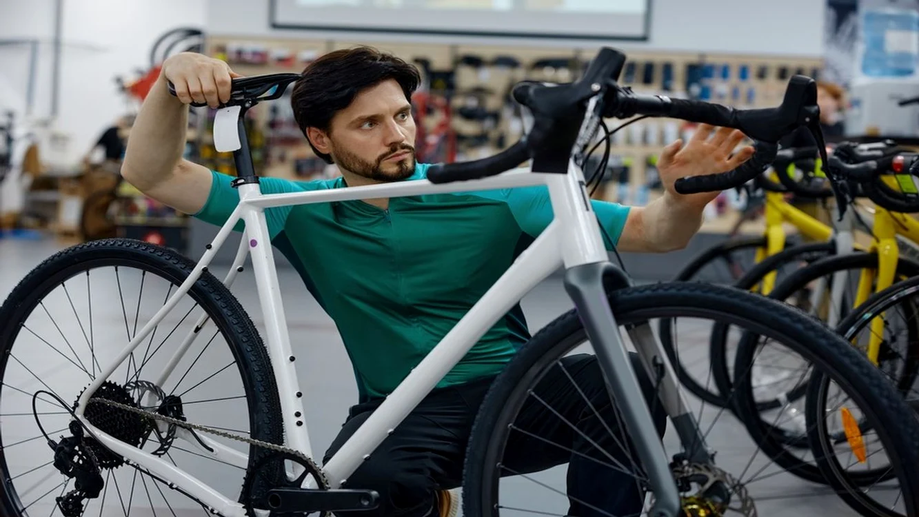 O imagine care arata trei biciclete diferite: MTB, trekking si city bike 