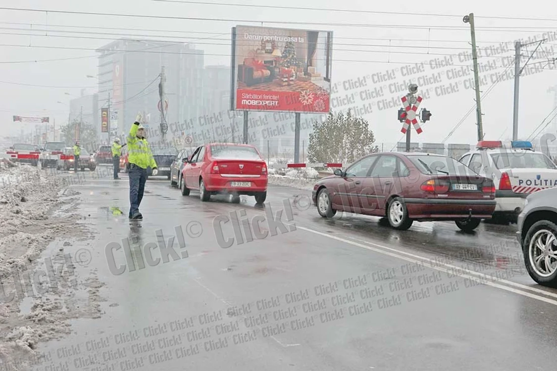 
    Bariera de la Petricani nu s-a  mai ridicat, astfel că cinci poliţişti  au dirijat maşinile blocate în coadă (Fotografii: Roberto Sălceanu, Sever Gheorghe  )  