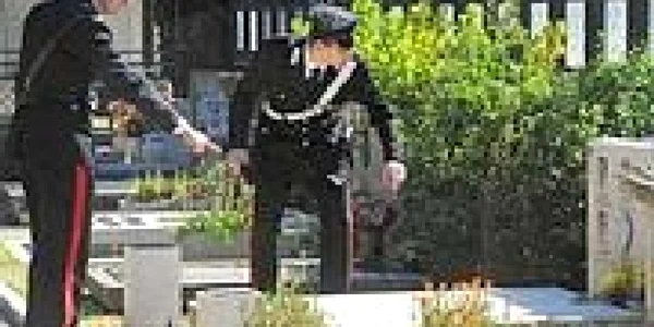 Paznicii din cimitir au anunţat carabinierii