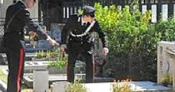 Paznicii din cimitir au anunţat carabinierii