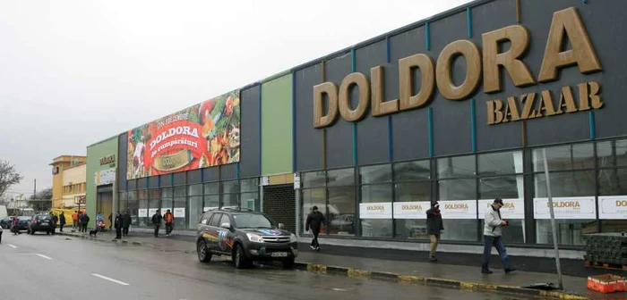 În condiţiile în care majoritatea spaţiilor au rămas neocupate, pe jumătate din proiect a fost amenajat un supermarket, dar nici rezultatele acestuia nu au fost satisfăcătoare FOTO Adevărul