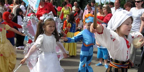 Copiii s-au costumat pentru carnavalul din cetrul Iaşiului