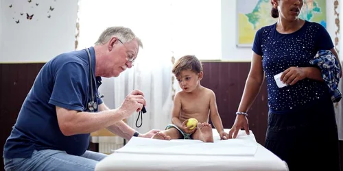 Medici germani şi români tratând horahaii din Castelu - Constanţa Credit foto Johannes Kruse