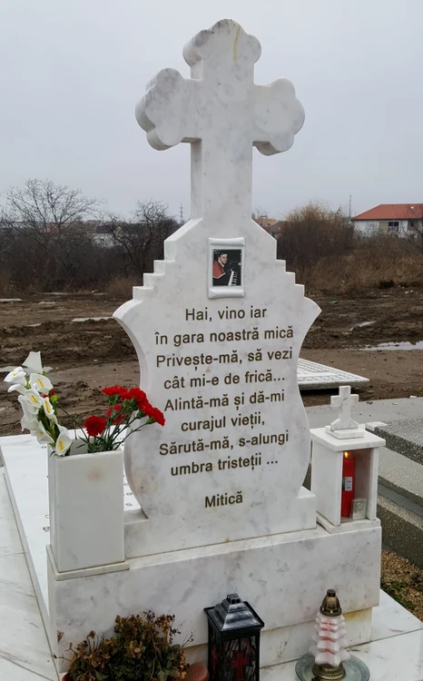 Cel mai cunoscut șlagăr compus de Dumitru Lupu, gravat pe crucea de pe mormântul acestuia