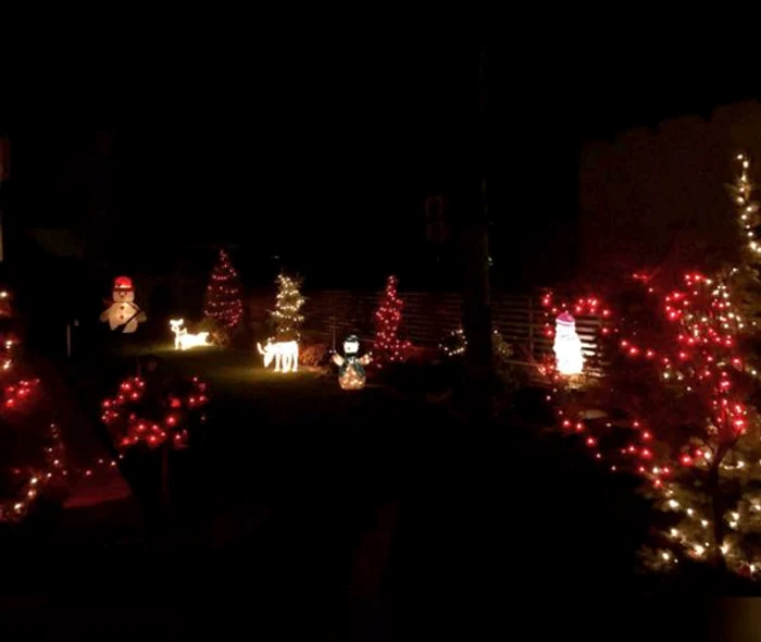 Beculeţele colorate creează o atmosferă de basm