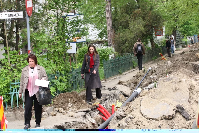 Trotuare distruse în Copou