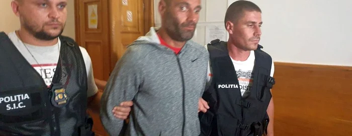 Ionel Boldea escortat de poliţişti FOTO Pressalert.ro