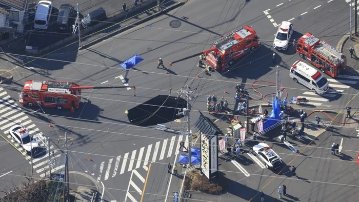 O groapă uriașă a apărut în mijlocul unei străzi din Japonia FOTO: Profimedia