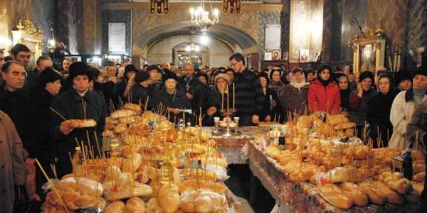 Slujbele de pomenire sunt o veche tradiţie românească. Foto