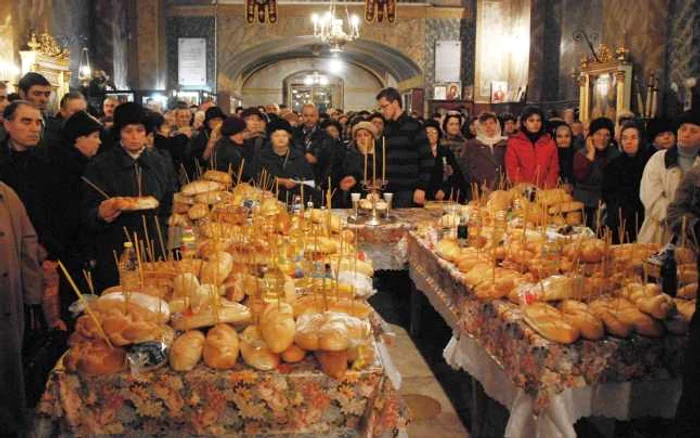 Slujbele de pomenire, o tradiţie respectată de credincioţi FOTO Adevărul