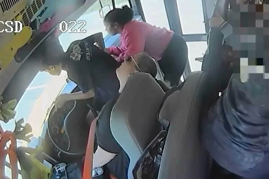 Elevii au preluat controlul autobuzului FOTO: captura video
