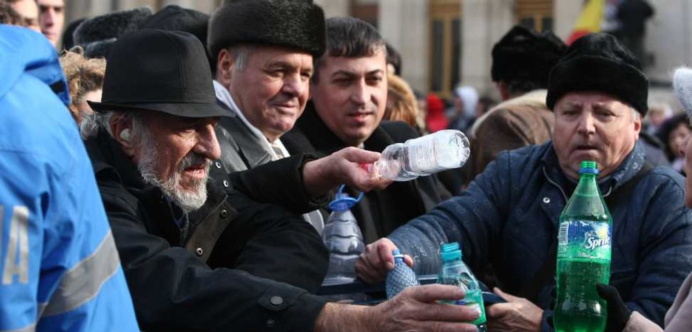 Catedrala Patriarhală va distribui 10.000 de litri de Agheasmă Mare