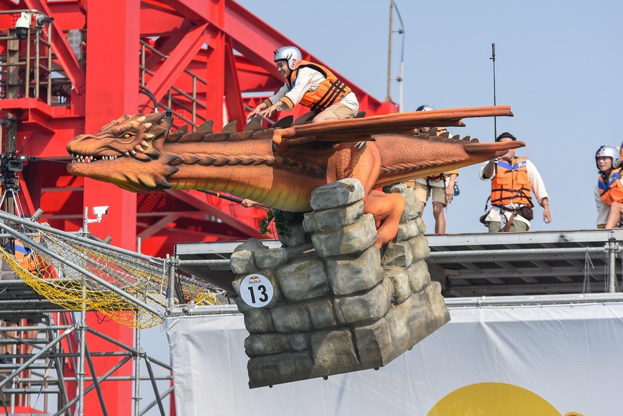 5 motive să participi la Red Bull Flugtag. Construiește un aparat de zbor care l-ar face invidios până și pe Leonardo da Vinci