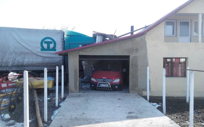 TIR-ul a intrat în două gospodării aflate pe marginea drumului (foto: adevarul.ro)
