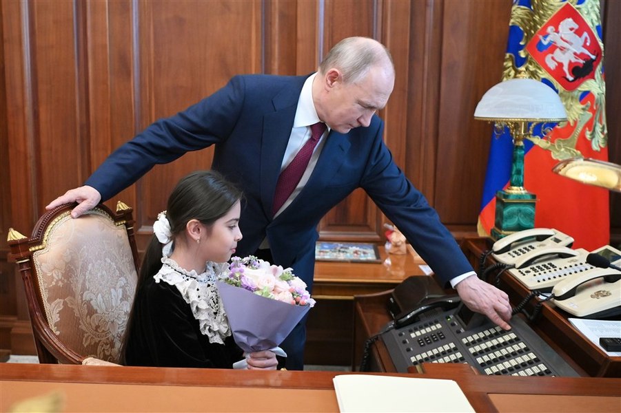 Noua mișcare de PR a lui Putin: liderul rus pune o fată de 8 ani să-l sune pe ministrul de Finanțe, în timpul unui tur al Kremlinului VIDEO